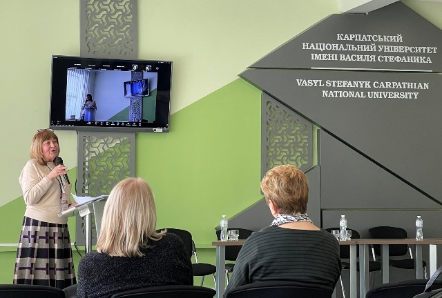 На пленарному засіданні  виступила доктор філологічних наук, професор, завідувач кафедри української мови та славістики ТНПУ Тетяна Вільчинська